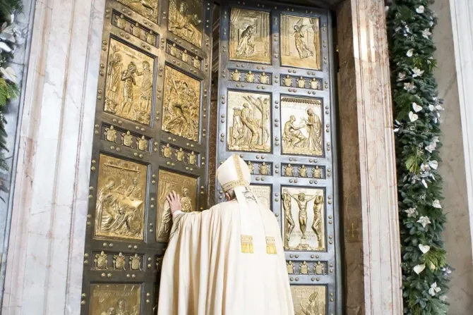 البابا فرنسيس يفتح الباب المقدّس في بازيليك القدّيس بطرس، لبداية يوبيل الرحمة، 8 ديسمبر/كانون الأوّل 2015