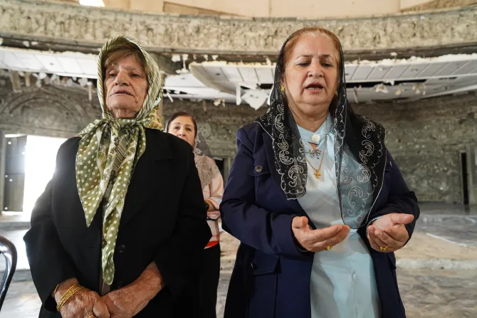 قدّاس في كنيسة الروح القدس الكلدانيّة بالموصل العراقيّة بمناسبة عيد العنصرة