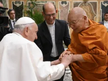 البابا فرنسيس يلتقي رهبانًا بوذيّين قادمين من تايلندا صباح اليوم في القصر الرسوليّ-الفاتيكان