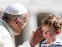 البابا فرنسيس يحيّي طفلًا في ساحة القدّيس بطرس-الفاتيكان