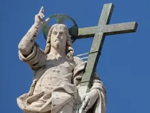تمثال للسيّد المسيح أعلى الواجهة الخارجيّة لبازيليك القدّيس بطرس-الفاتيكان