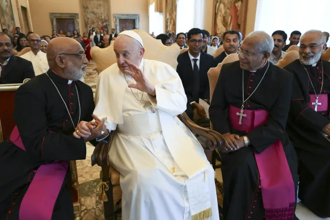 البابا فرنسيس يلتقي مؤمنين من الكنيسة السريانيّة الملباريّة في القصر الرسوليّ-الفاتيكان