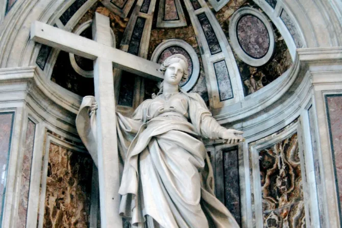 تمثال للقدّيسة هيلانة في بازيليك القدّيس بطرس-الفاتيكان