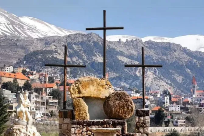 صلبان ترتفع في بلدة بشرّي المسيحيّة، شماليّ لبنان