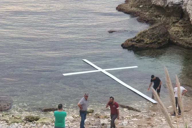 جو عبد الساتر يبادر إلى وضع مسبحة عائمة قبالة شاطئ البوار اللبنانيّة في تذكار سيّدة البحار