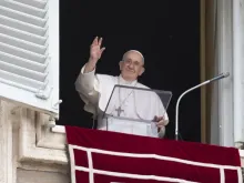 البابا فرنسيس يلوح للحجاج المتجمعين في ساحة القديس بطرس في 8 مايو 2022
