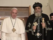 البابا فرنسيس مع بطريرك الأقباط الأرثوذكس البابا تواضروس الثاني، في القاهرة، مصر في 28 أبريل 2017 خلال زيارة البابا فرنسيس لمصر التي استمرت يومين.