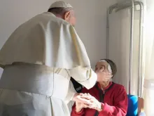 البابا فرنسيس يزور منزل سان رافاييل بورونا الذي يعيش فيه كبار السن في سان رافاييل في رييتي، إيطاليا، 4 أكتوبر 2016.