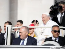 البابا فرنسيس في مقابلته العامة مع المؤمنين في ساحة القديس بطرس في الفاتيكان