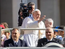 البابا فرنسيس يلقي التحيّة على المؤمنين المحتشدين في ساحة القدّيس بطرس الفاتيكانيّة (26 يونيو/حزيران 2024)
