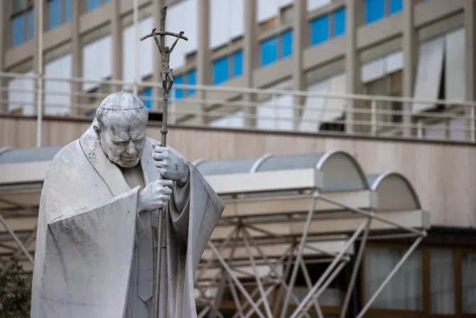 تمثال للبابا القدّيس يوحنّا بولس الثاني أمام مستشفى أغسطينو جيميلّي الجامعيّ في العاصمة الإيطاليّة روما، حيث يتعافى البابا فرنسيس