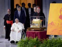 البابا فرنسيس يدخل القاعة وقد ظهرت إلى يمين الصورة ذخائر الطوباويّين شفيعي اللقاء