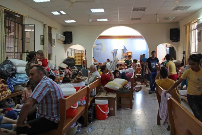 مسيحيّون نازحون في إحدى كنائس عنكاوا-أربيل في إثر نزوحهم القسريّ بسبب احتلال تنظيم داعش وإجبارهم على مغادرة مدينتهم عام 2014
