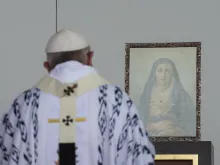 البابا فرانسيس وهو يكرم صورة مريم بقلب مثقوب في كيتو، الإكوادور في 7 يوليو 2015.