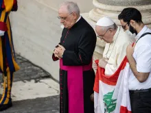 البابا فرنسيس يحمل العلم اللبناني ويصلّي مع المرسل اللبناني الأب جورج بريدي من أجل لبنان