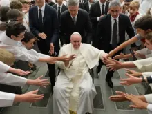 البابا فرنسيس يصافح عددًا من خدّام المذبح