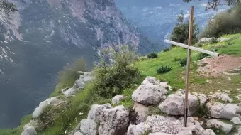 الصليب يرتفع في وادي قنّوبين (الوادي المقدّس) شماليّ لبنان مصدر الصورة: صفحة وادي قنّوبين في فيسبوك