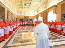 البابا فرنسيس يترأّس الكونسيستوار العامّ العاديّ لإعلان الموافقة على قداسة بعض الطوباويّين في القصر الرسوليّ-الفاتيكان