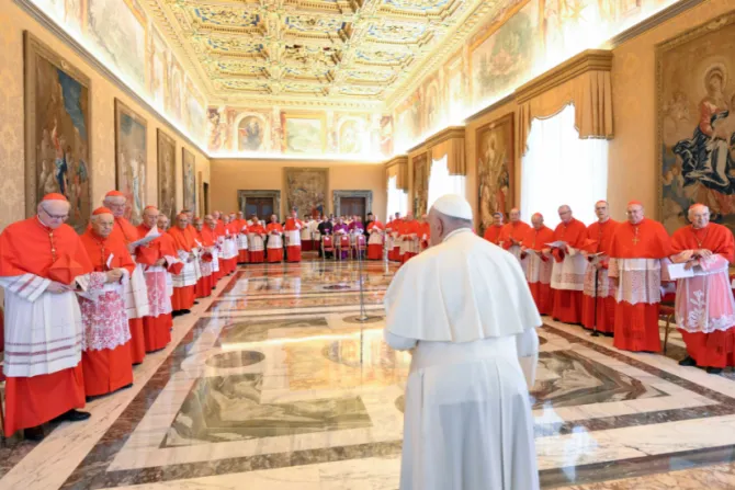 البابا فرنسيس يترأّس الكونسيستوار العامّ العاديّ لإعلان الموافقة على قداسة بعض الطوباويّين في القصر الرسوليّ-الفاتيكان