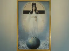 لوحة «سيّدة جميع الشعوب» واقفة على الكرة الأرضيّة وخلفها الصليب