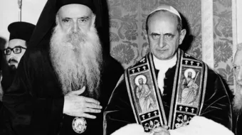 البابا بولس السادس والبطريرك المسكونيّ أثيناغوراس الأوّل، رئيس أساقفة القسطنطينيّة الأرثوذكسيّ مصدر الصورة: ماريوس بيلتييه