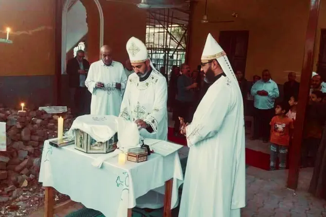 من القدّاس الإلهيّ في كنيسة السيّدة العذراء المدمّرة-المريس، مصر