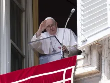 البابا فرنسيس يحيّي المؤمنين المشاركين في صلاة التبشير الملائكي
