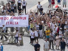 المؤمنون المحتشدون في ساحة القديس بطرس في الفاتيكان في 21 أغسطس/آب 2022