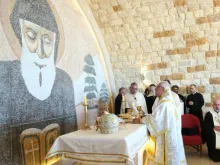 العبسي يترأس القداس الإلهي في كنيسة مار شربل في بلدة فاريا اللبنانيّة