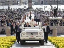 البابا فرنسيس في ساحة القدّيس بطرس في أبريل/نيسان 2022