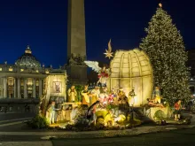مغارة الميلاد وشجرة العيد في ساحة القدّيس بطرس-الفاتيكان