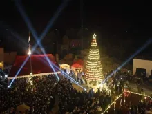 إضاءة الشجرة الميلاديّة وسط ساحة الحطب في حلب بحضور شعبي كبير